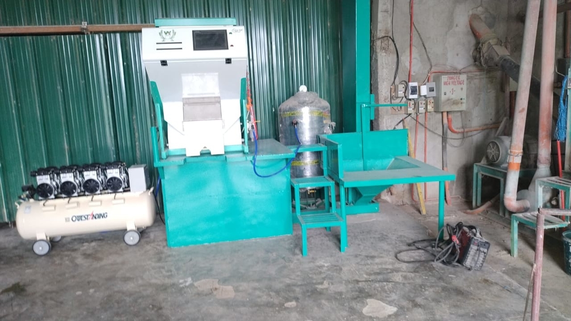 Optische roodzwarte rijstkleur sorteermachine - 280 kg 2 jaar