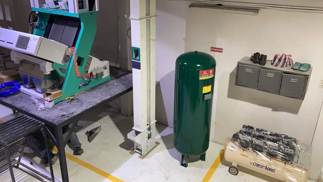 Hoge nauwkeurigheid kleur sorteermachine rijst kleur sorteren machine 1,4 KW vermogen